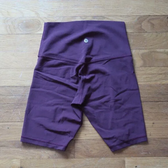 Align Short 8" size 4 in color Cassis - Picture 2 of 4